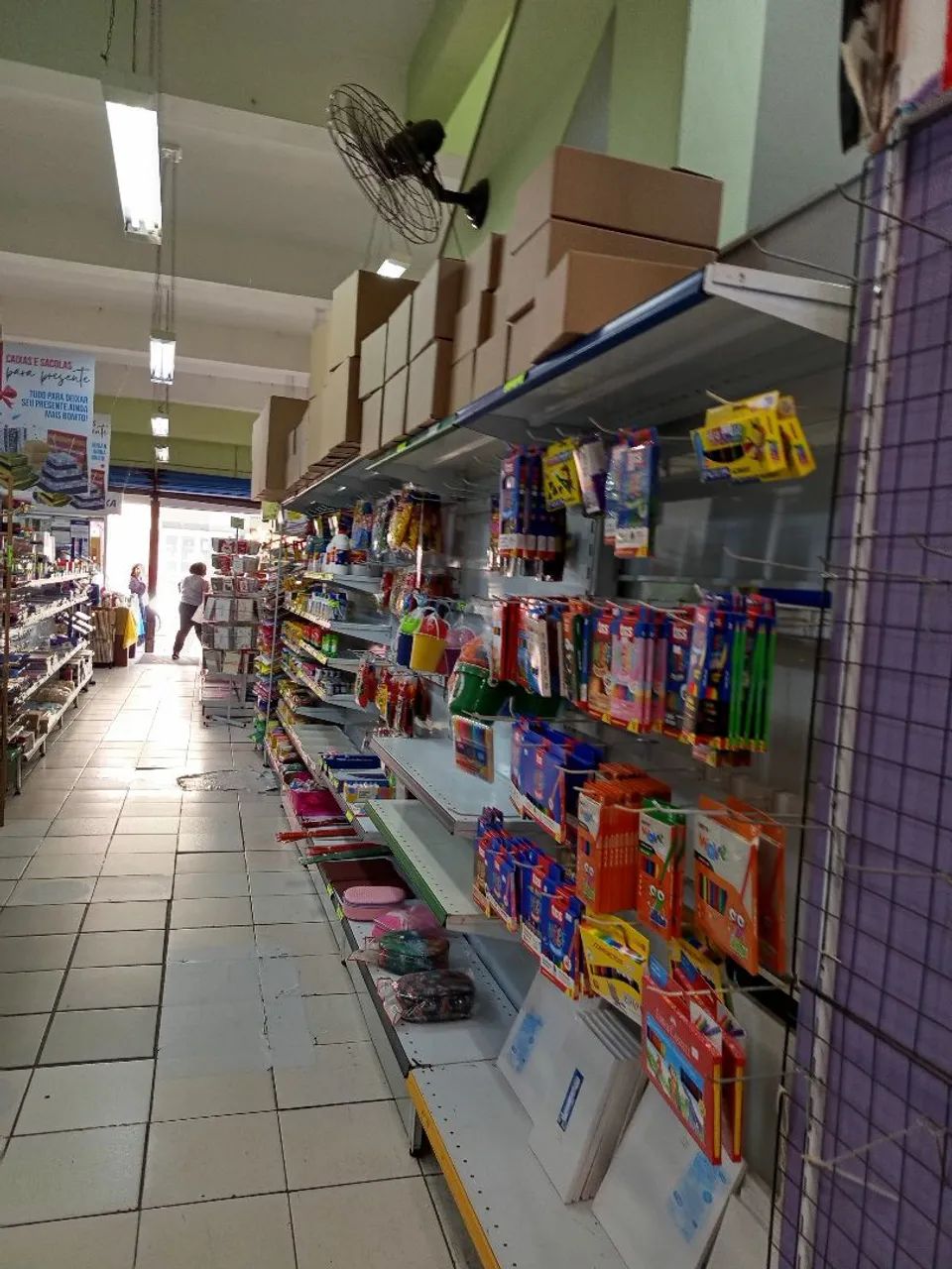 Gôndolas com 6 Bandejas 3.45 comprimento 2.20 altura.