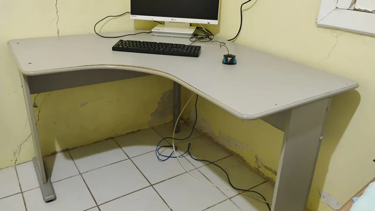 Mesa de Escritório em L (Delta) Ergonômica - Desapego R$ 70