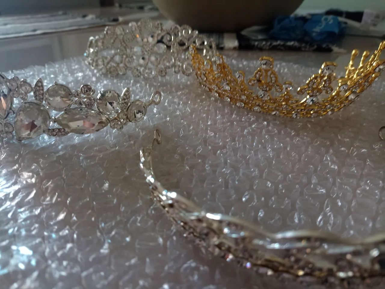 Conjunto 4 tiaras de metal e pedras - Foto 3