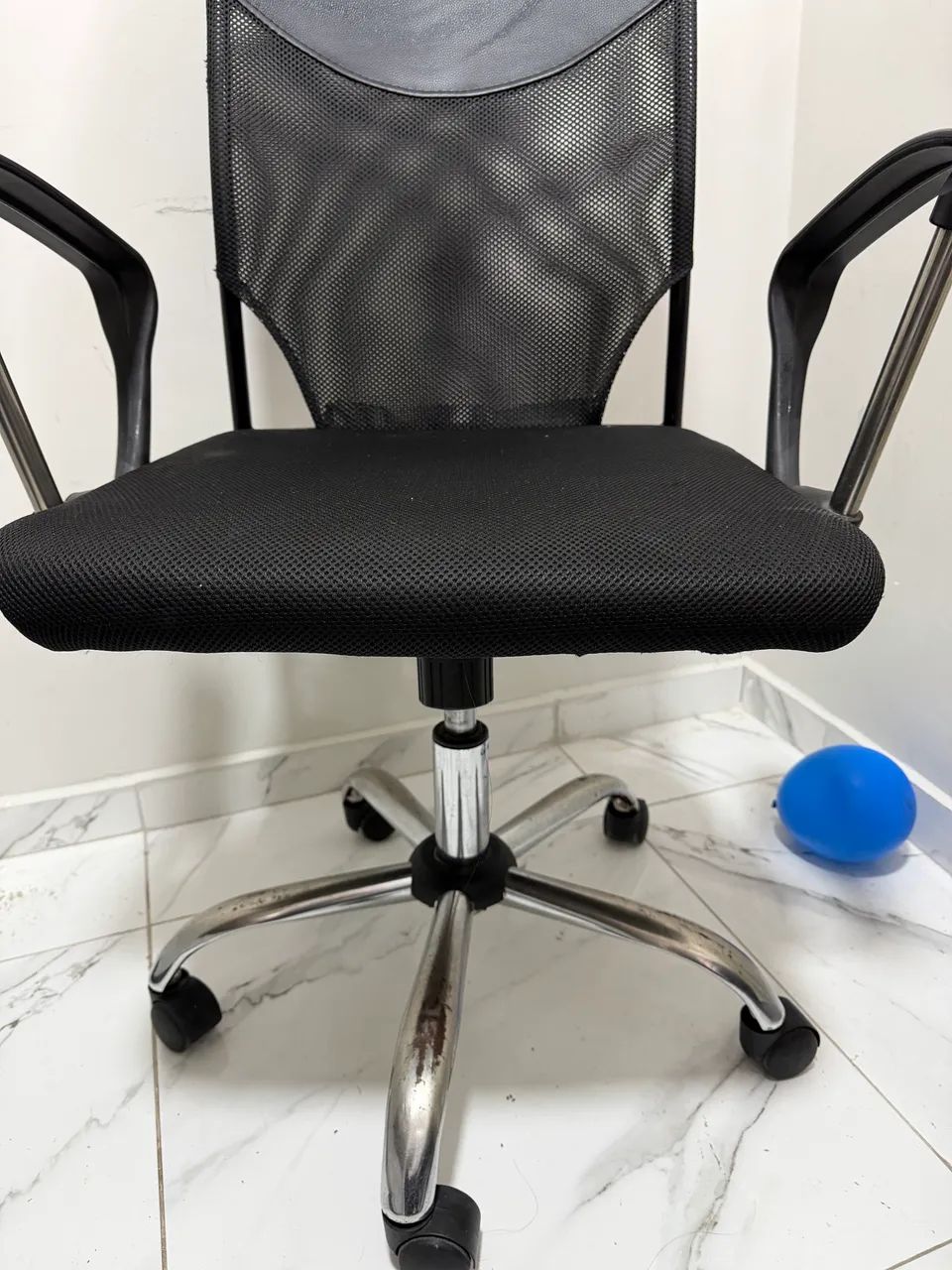 Vendo cadeira de escritório usada  - Foto 3