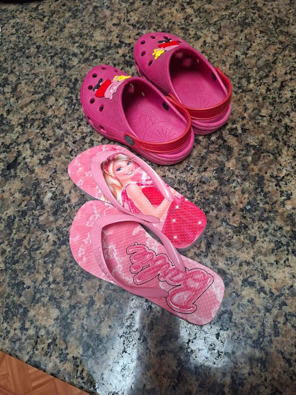 Chinelo Barbie e crocs peppa pig