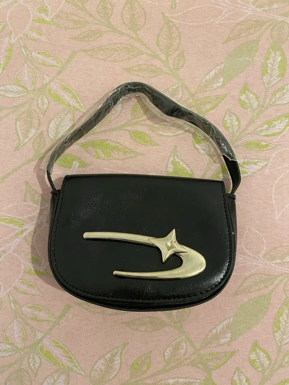 Bolsa de mão preta com estrela prata  - Foto 4