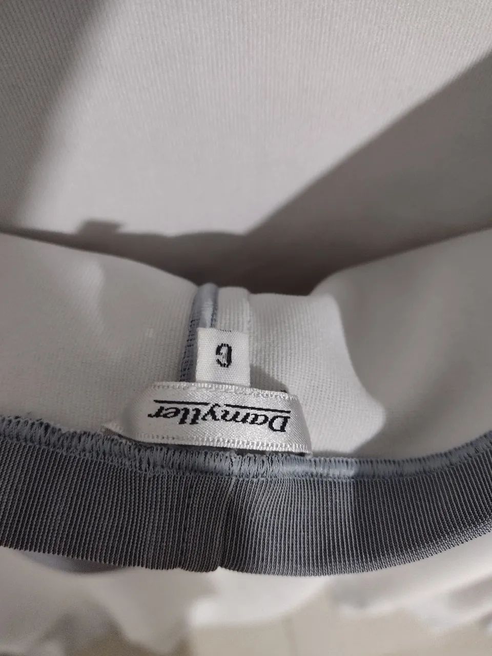 Blusa tomara que caia canelada cinza - Foto 3
