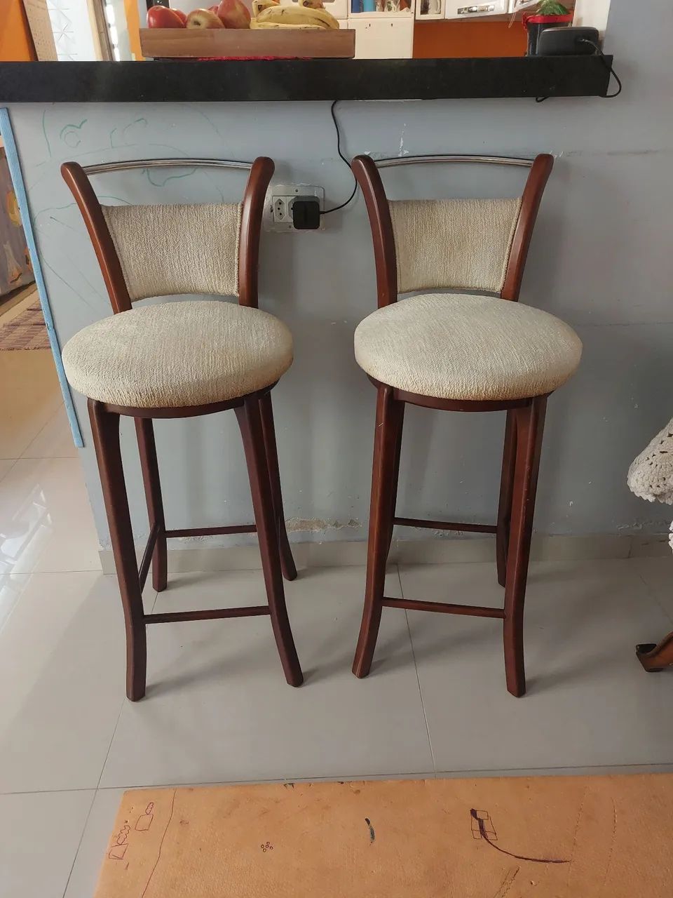 2 Banquetas madeira maciça e giratória.