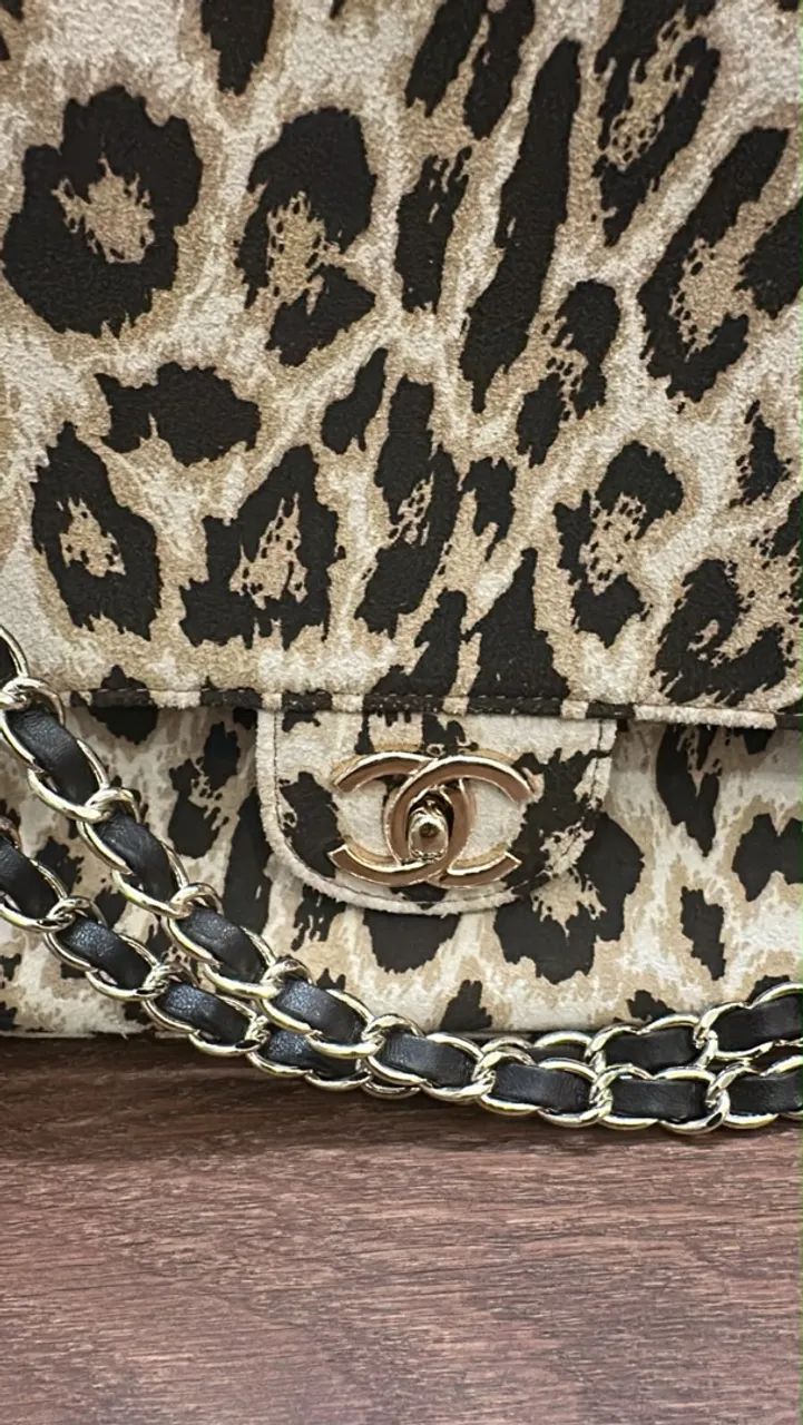 Bolsa Chanel EXCLUSIVÍSSIMA CAPA SITE DA MARCA MODELO FLAP ONÇA  - Foto 2