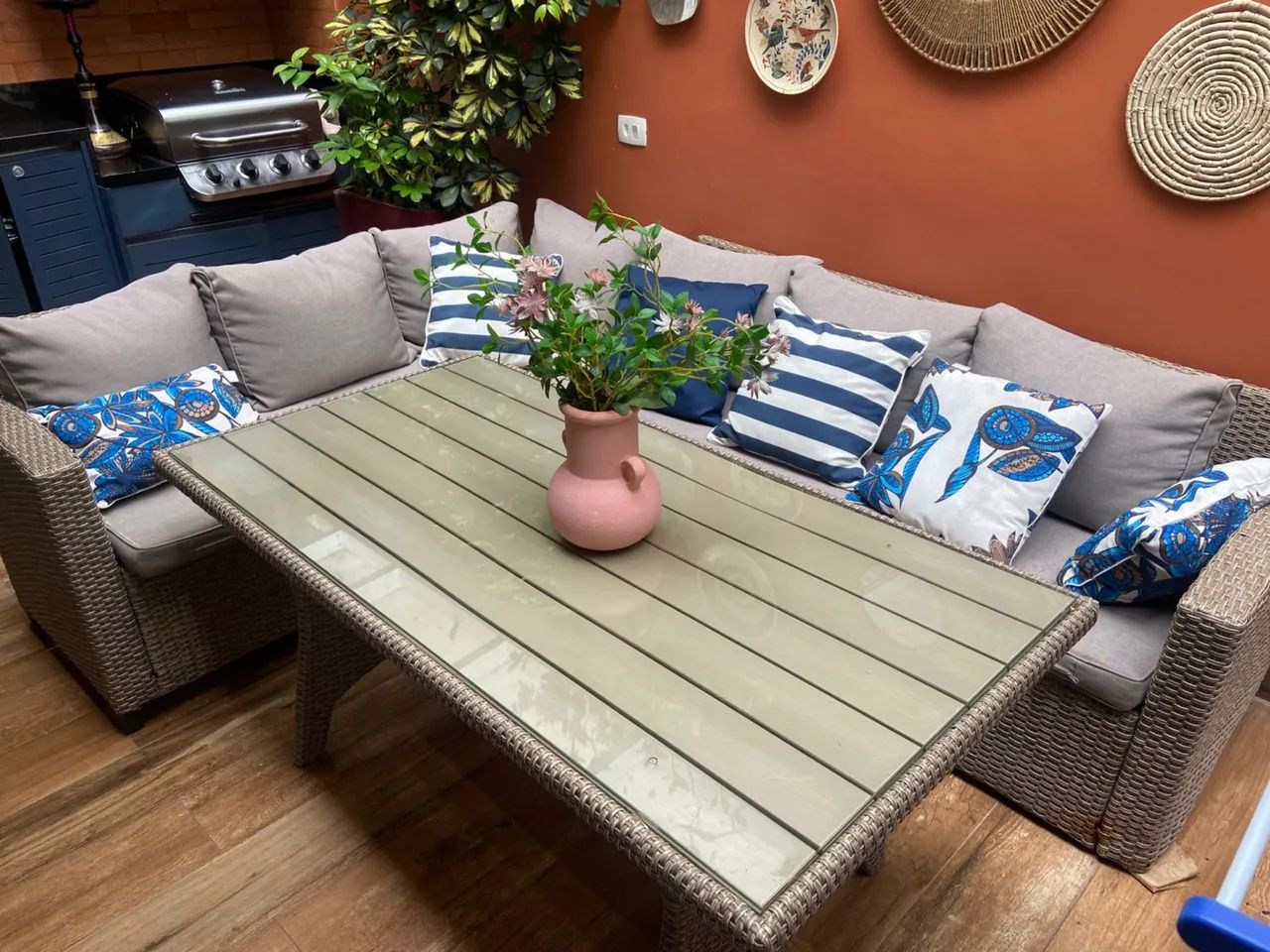 Sofa e mesa de varanda