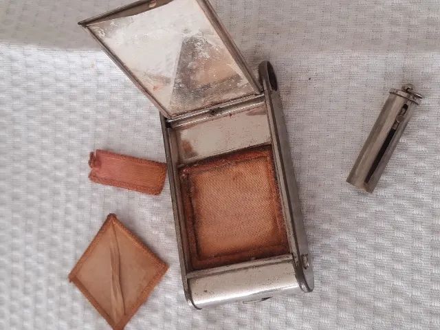 Cigarrilha com kit de maquiagem 