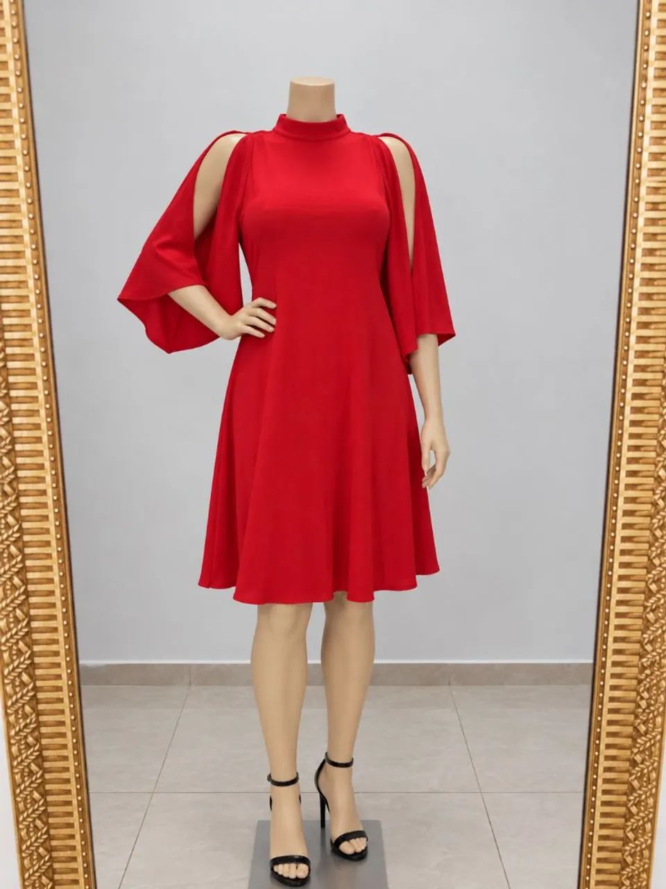 Roupas semi novas ! Usada uma vez, tem vestidos e macaquinhos.  - Foto 3