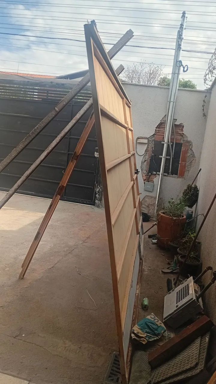 Portão e motor eletrônico.