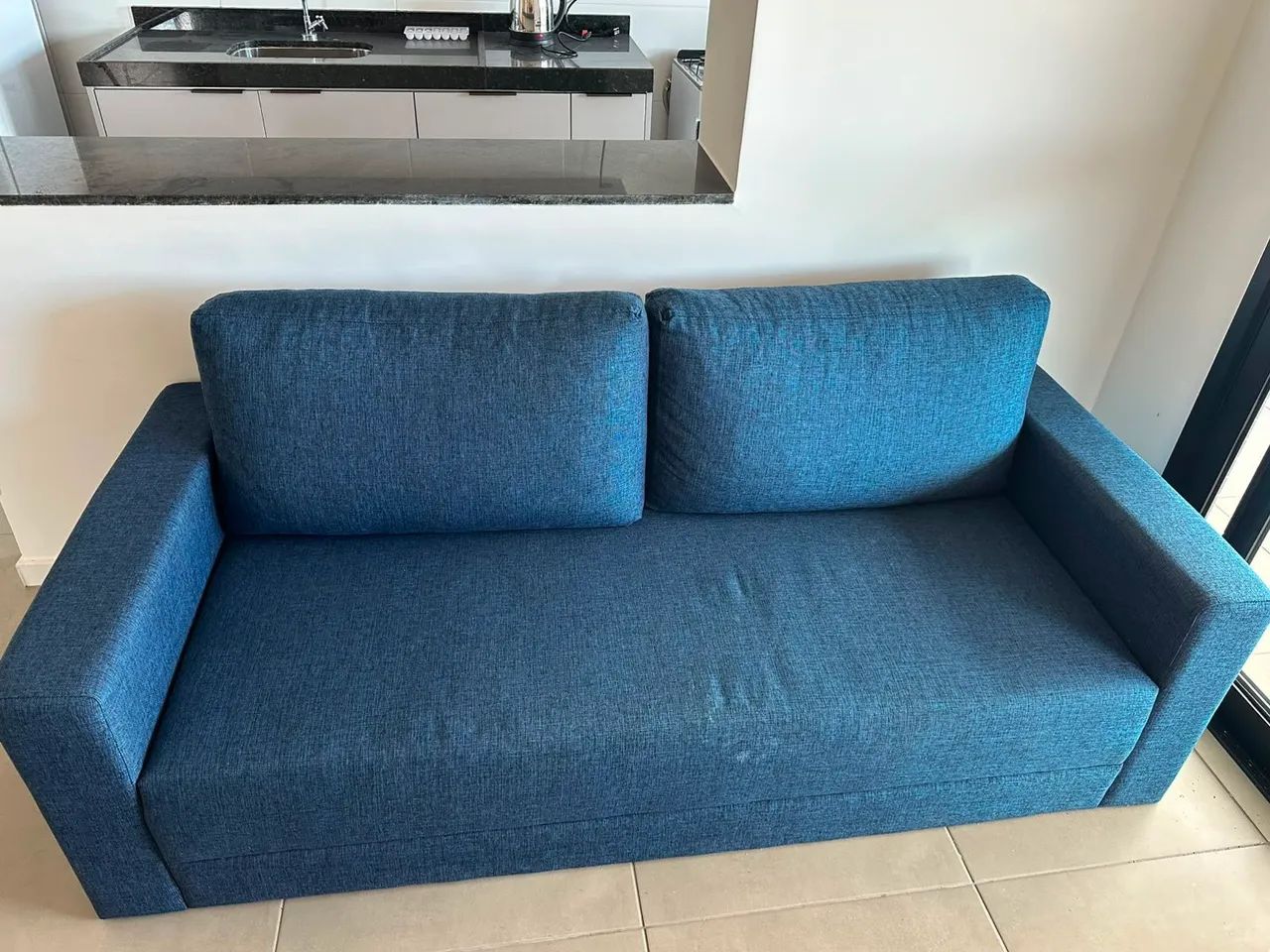 Vendo sofá azul, pouquíssimo uso, 3 lugares 2mX95cm - Foto 4