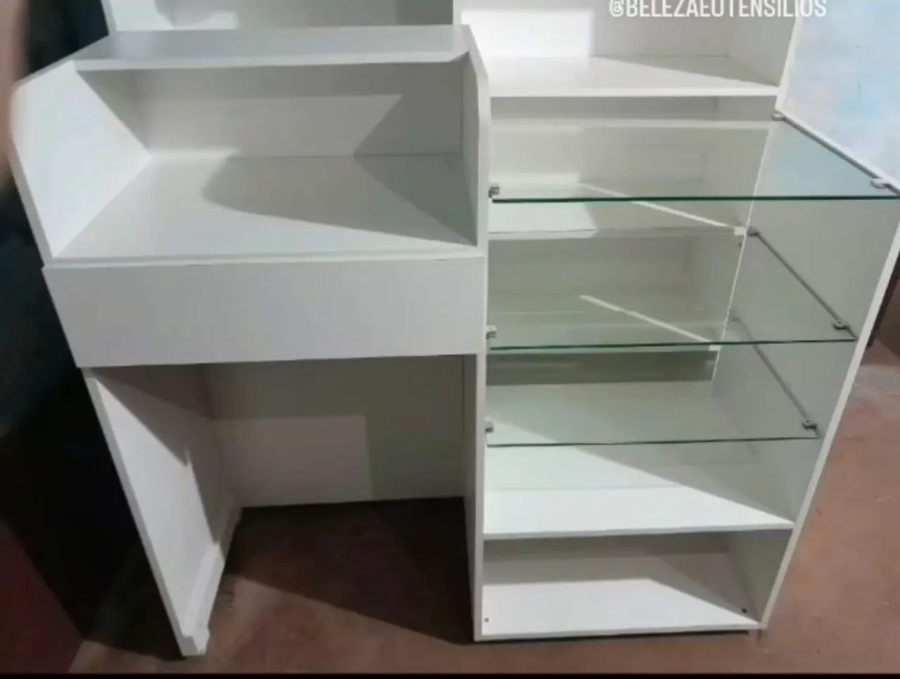 Balcão Caixa Com Prateleiras de Vidro 