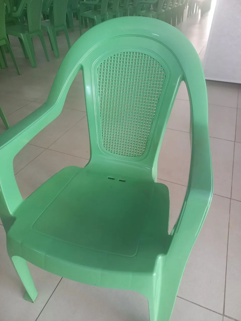 Vendo cadeiras de plástico com braços  - Foto 2