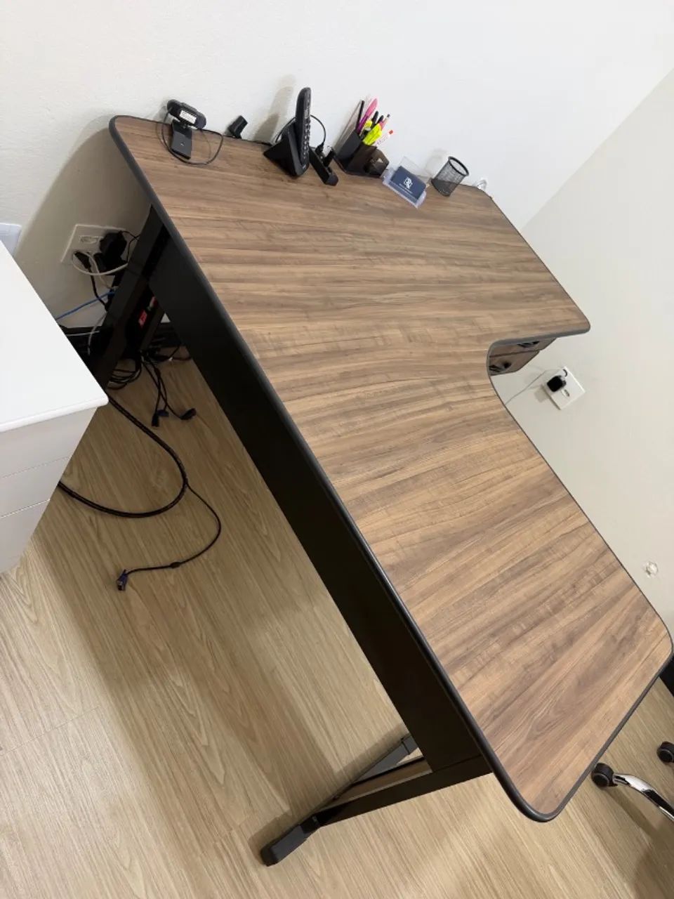 Mesa de escritório com gaveteiro - Foto 2