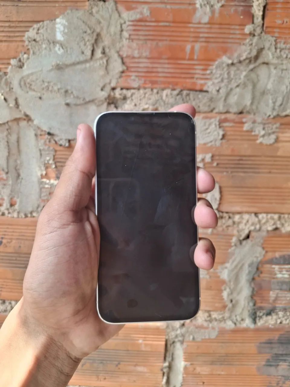 Vendo um iPhone 13 