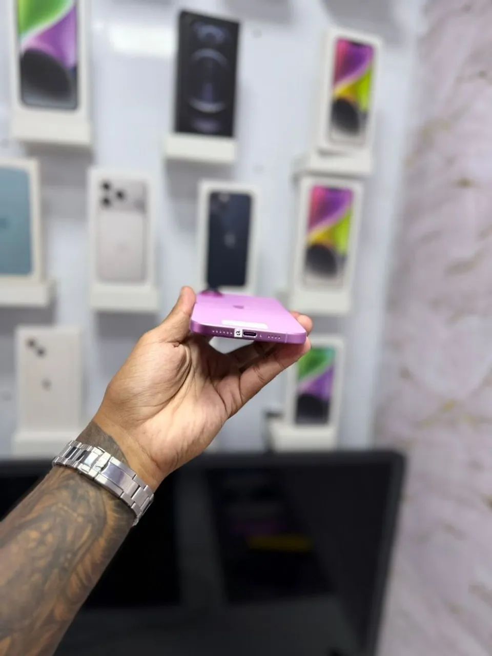 IPHONE 16 PLUS 128GB rosa<br>R$ 4.250,00 - Foto 2