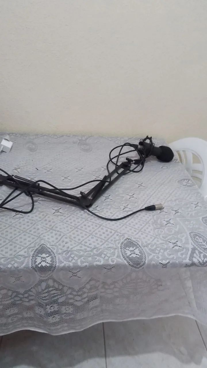 Braço e microfone de podcast 
