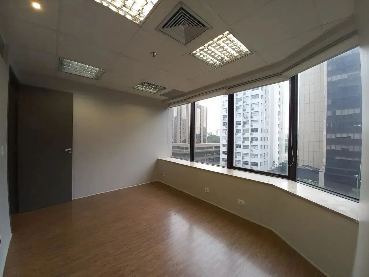 Sala Comercial 54m² na Av. Faria Lima no Jardim Paulistano para locação