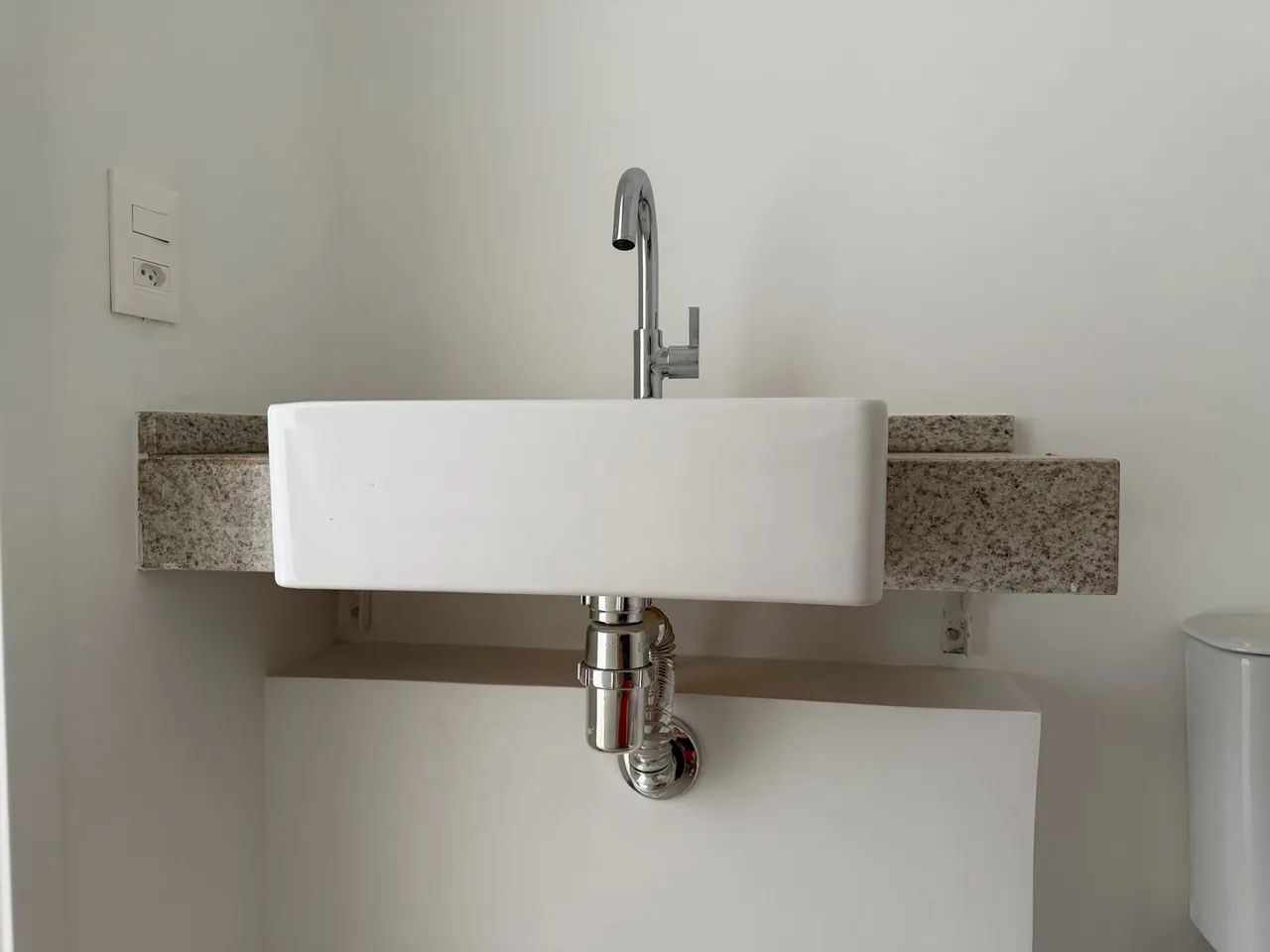 Bancada 80x36cm de Granito Branco Itaúnas com Cuba Deca - Foto 3