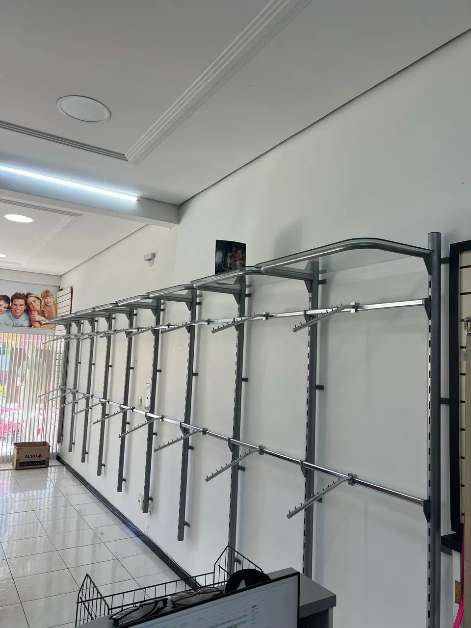 Vende-se cremalheira completa para loja
