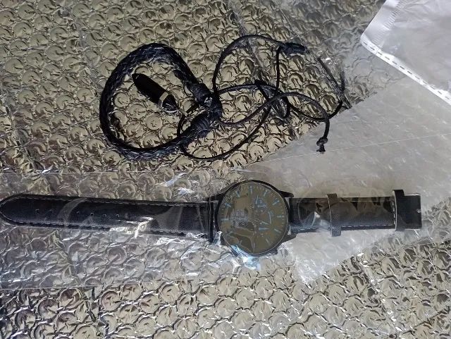 Relogio preto com ponterio azul  pulseira de couro e pingente ultimo do estoque - Foto 2