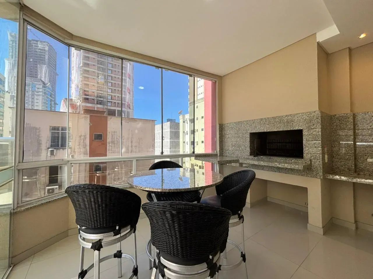 Apartamento quadra mar no Centro de Itapema - Foto 4