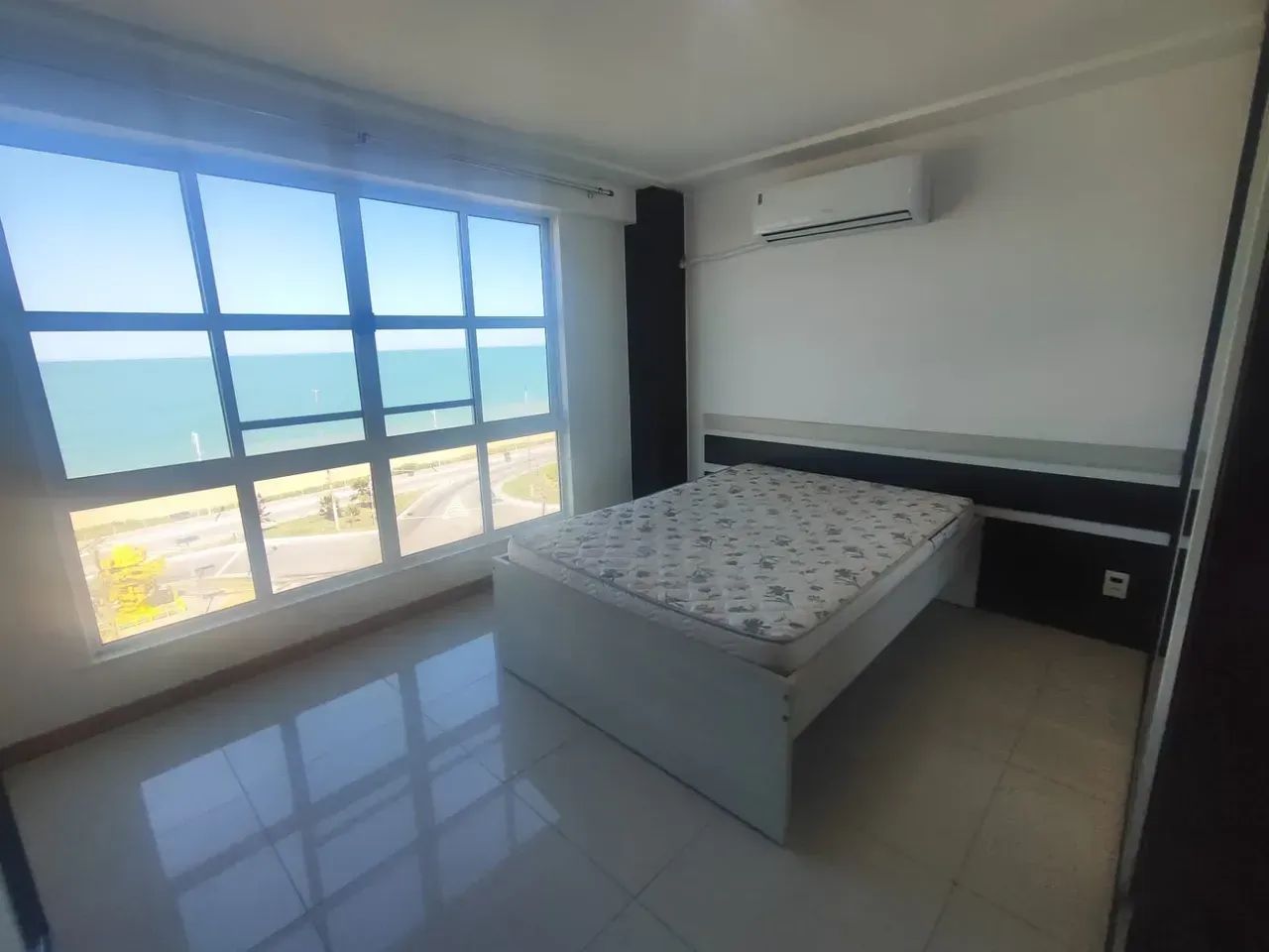 Flat mobiliado com vista frontal para o mar
