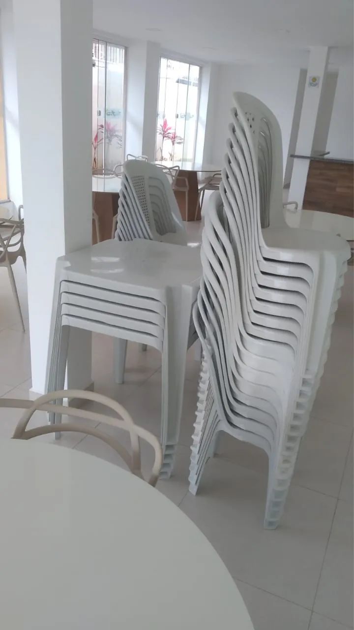 Conjunto de mesas e cadeiras de plástico  - Foto 2