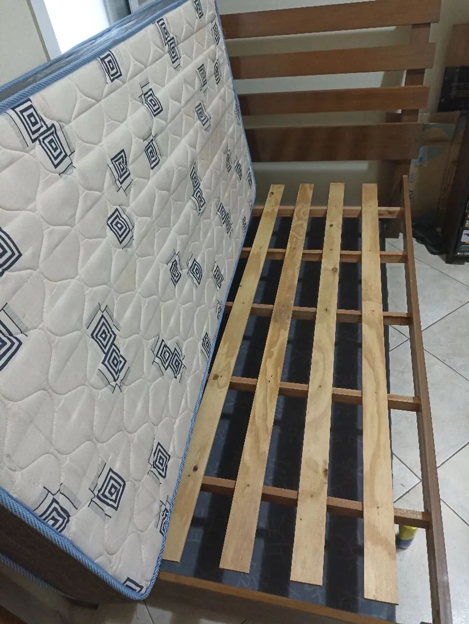 Cama de solteiro com colchão - Madeira Maciça