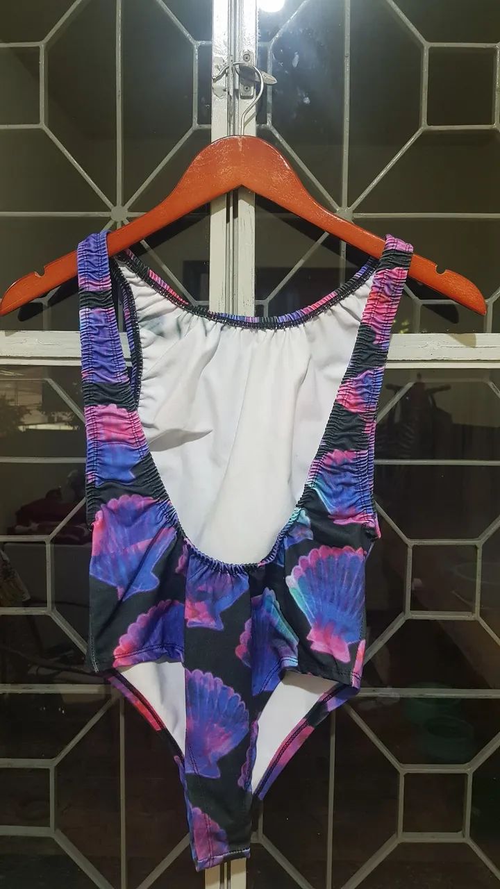 2 lindos bodys/maiôs com estampas de conchas, mulher de ferro e regata hawana de Carnaval  - Foto 3