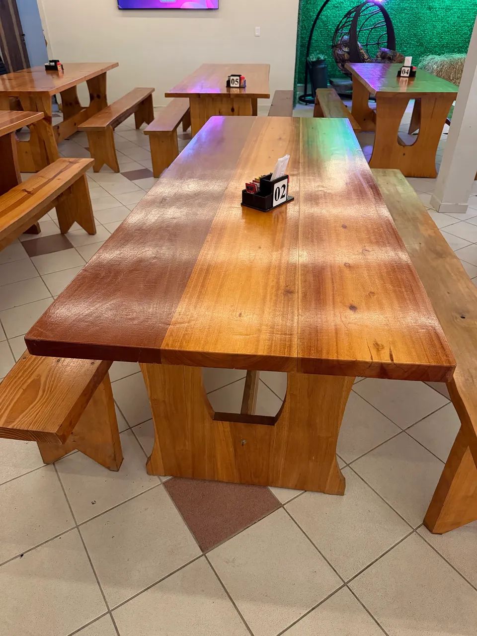 Mesa de madeira com dois bancos  - Foto 2