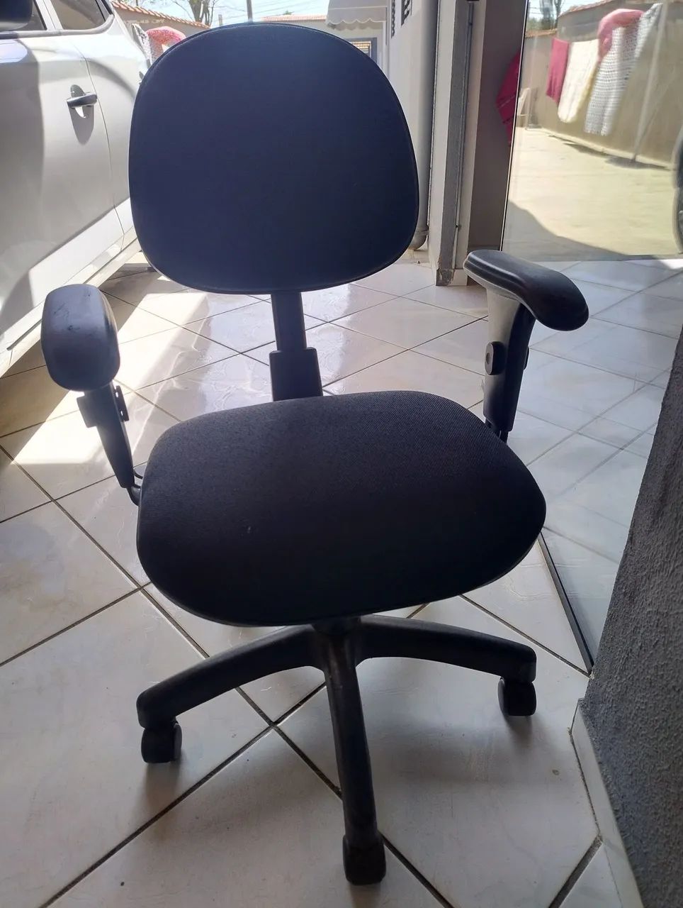 Cadeira de escritório com braço e rodas