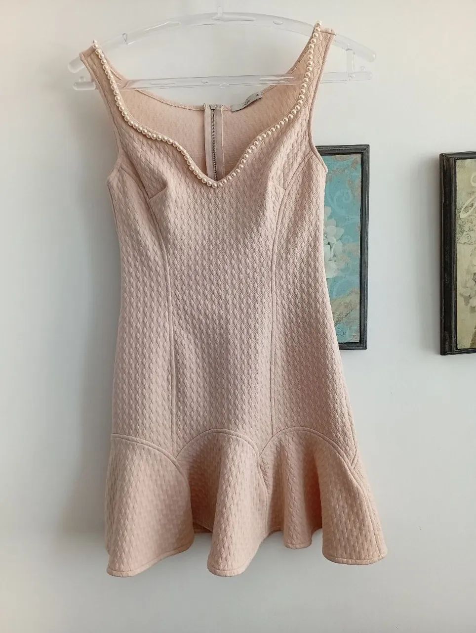 Vestido em malha de ótima qualidade, cor salmão e acabamento com pérolas. Tamanho 38. - Foto 2