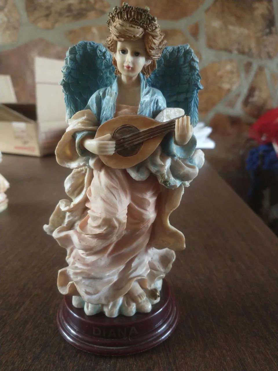 Anjo com viola de resina