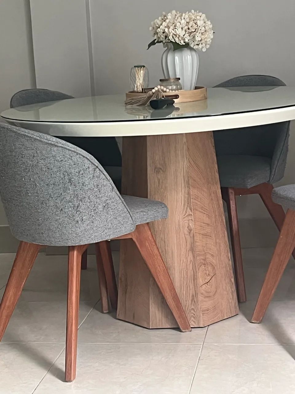Vendo mesa  em mdf projetada com tampo de vidro ! - Foto 3