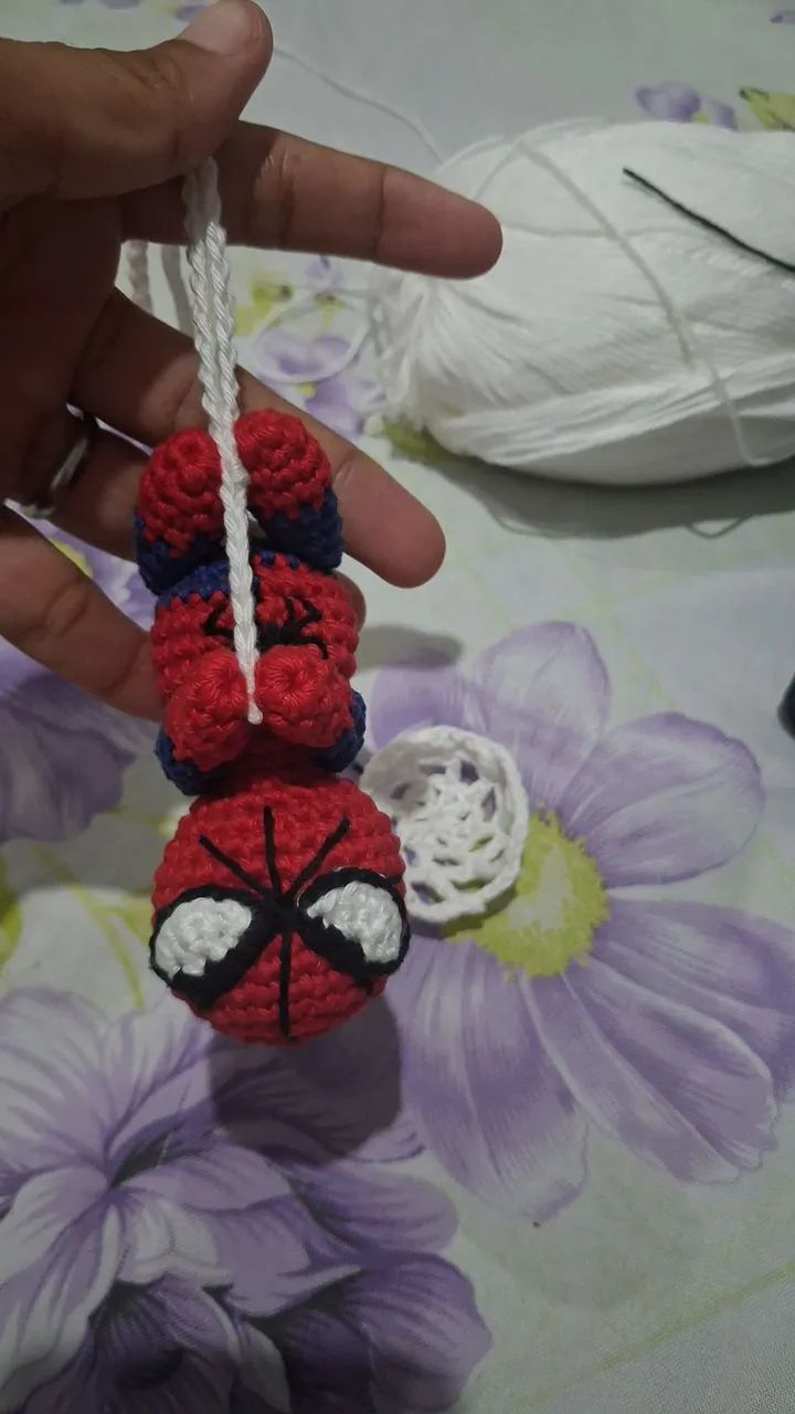 Chaveiro homem-aranha de crochê  - Foto 3