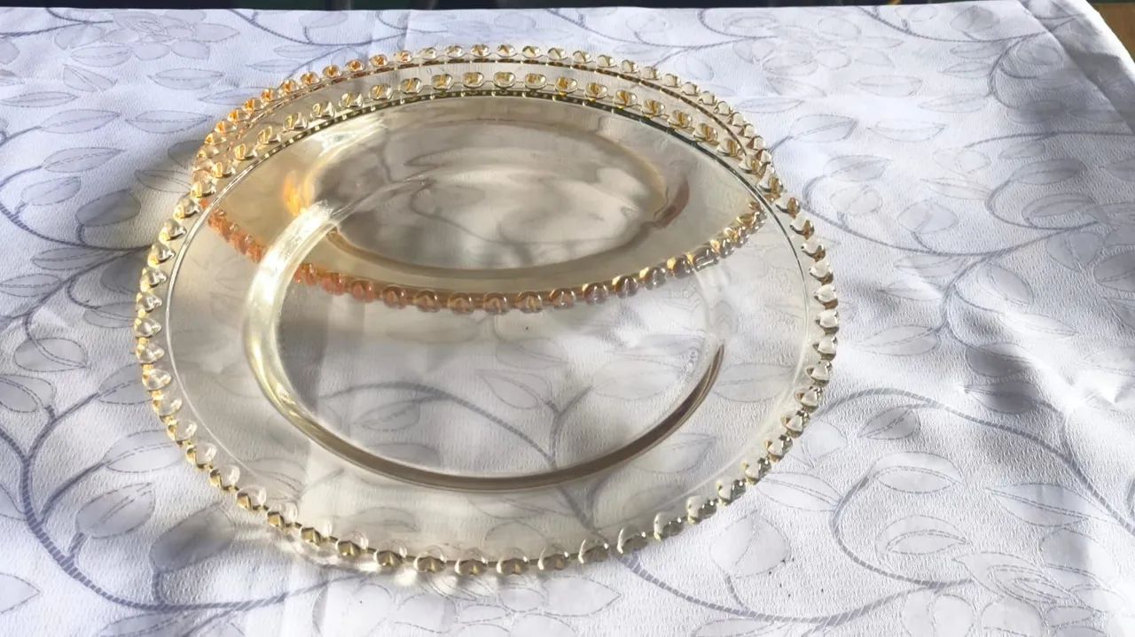 Prato âmbar radical com borda de coração. 28cm