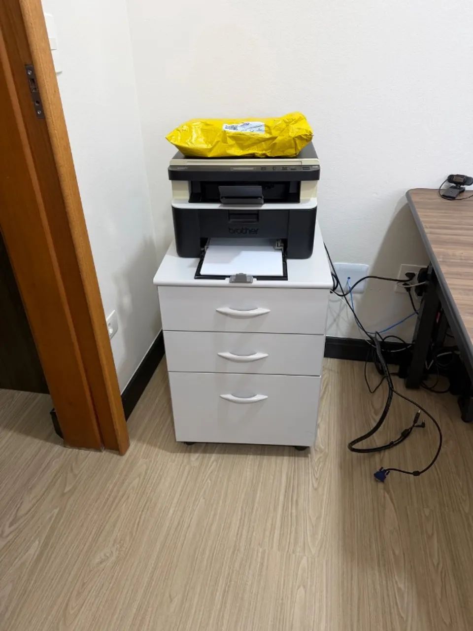 Mesa de escritório com gaveteiro - Foto 3