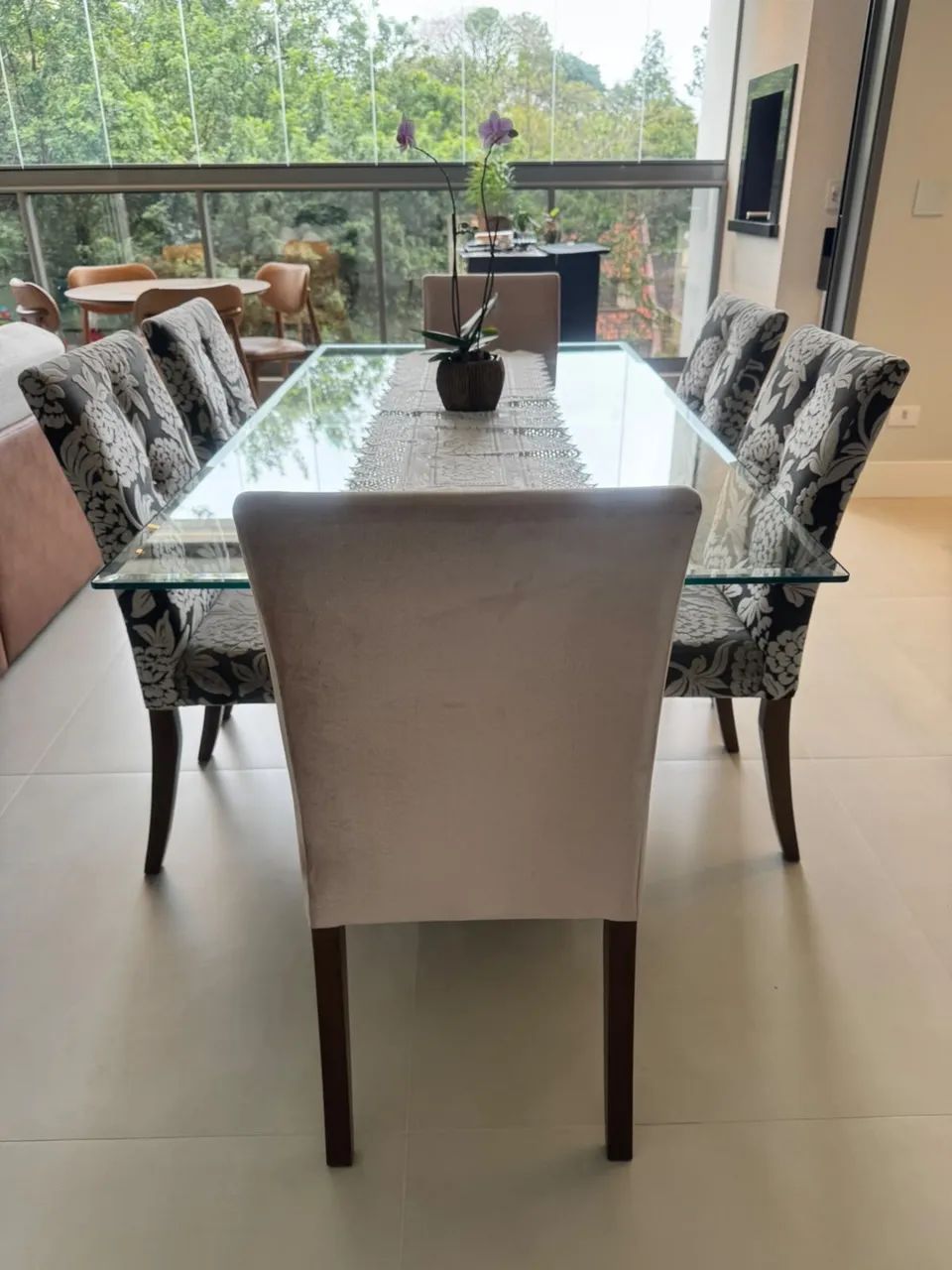 Mesa de jantar usada, tampo de vidro e 6 cadeiras - Foto 5