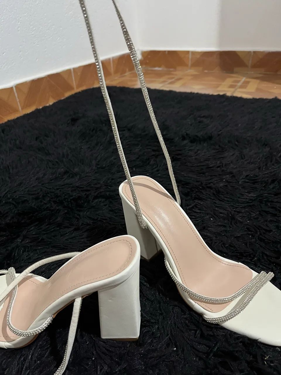 Sandália de Salto Branca com Brilho - Nova ? - Foto 4