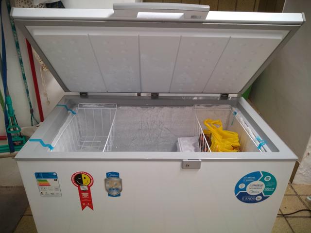 Vendo freezer MIDEA 295 litros - Foto 2