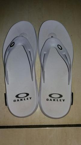 Chinelo oakley