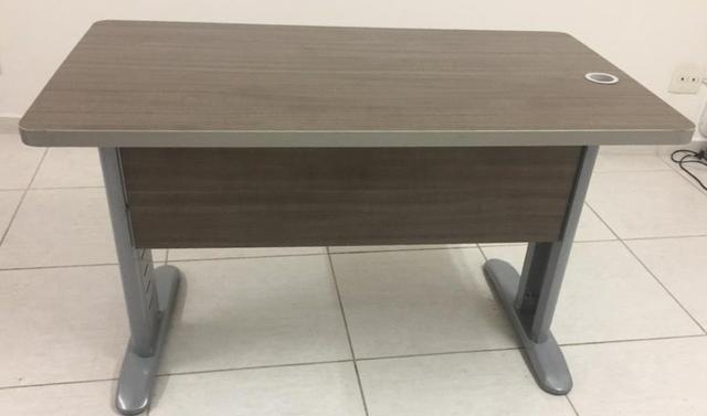 Mesa com gavetas