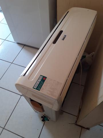 Central de ar 12 mil btus em perfeito estado! gela muito bem 750 reais meu whats - Foto 2