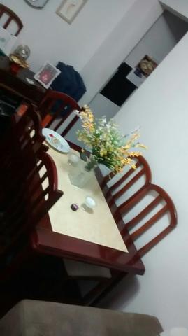 Mesa completa com 4 cadeiras medindo 1,27 × 0,80