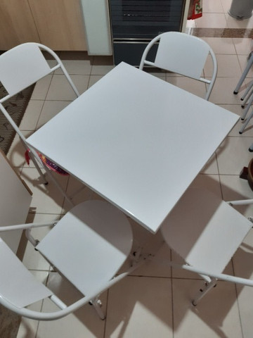 Mesa dobrável com 4 cadeiras