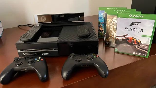 Xbox One com Kinect + 2 Controles + 2 controles multimedia + 4 jogos
