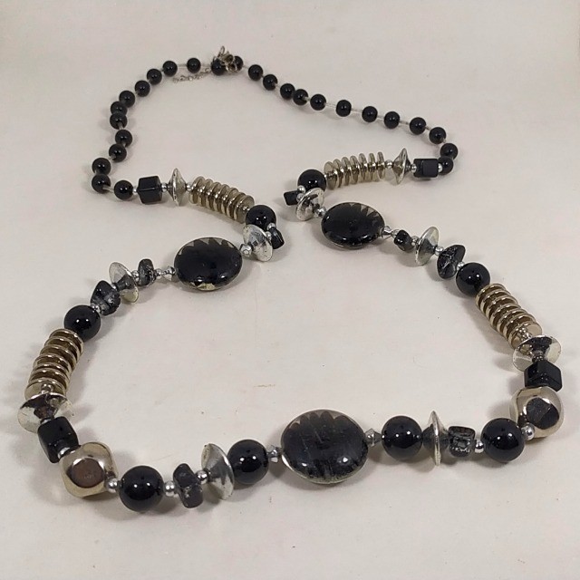 Lindo Colar com Metal e pedras na cor preta - Foto 2