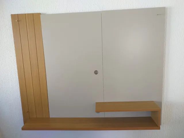 Painel. Suporta TV de 32 polegadas. 