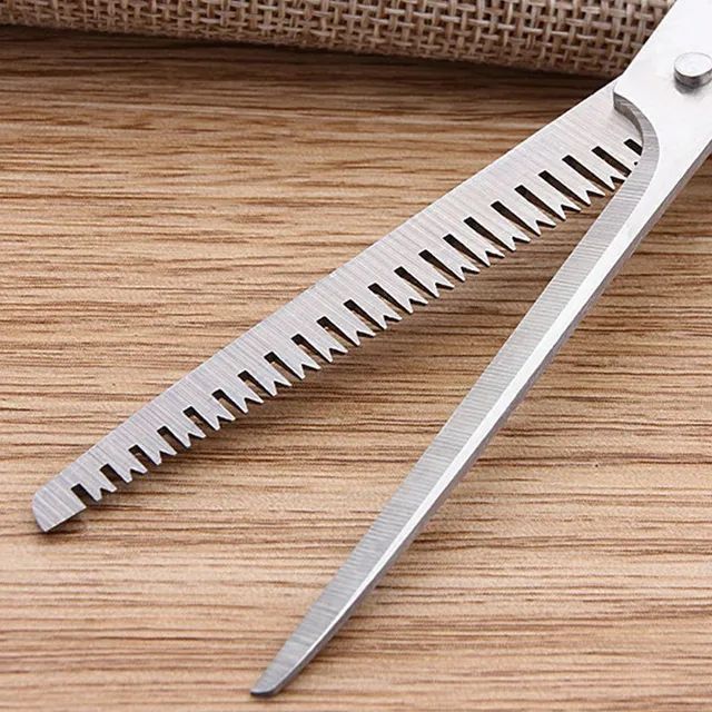 Kit 2 Tesouras Reta E Dentada com Pente cortar cabelo promoção  - Foto 2