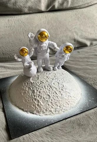Action Figure - Estátua de astronautas visitando a lua  - Foto 2